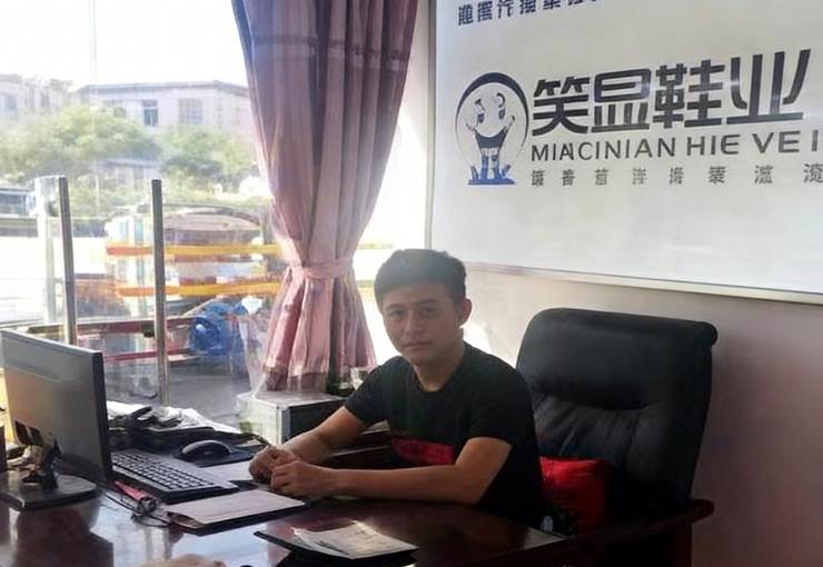 人拿着笔记本电脑的桌子前
AI 生成的内容可能不正确。