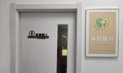 门上的海报
AI 生成的内容可能不正确。